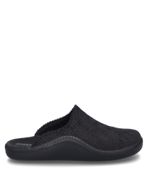 Chausson noir en matériau tissé sans fermeture avec semelle légèrement surélevée et bout arrondi. La chaussure offre une entrée confortable et est idéale pour l'intérieur.