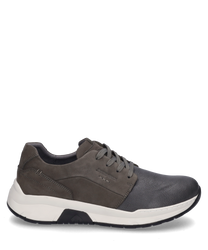 Zapato deportivo tipo snaker de cordones. Hecho de cuero gris oscuro y gamuza marrón con suela blanca. Diseño moderno y cómodo ideal para un estilo casual.
