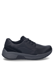 Der schwarze Sneaker besteht aus einem glatten Lederobermaterial mit Schnürung. Der Schuh hat eine robuste graue Sohle und dezente Ziernähte die dem Design Eleganz verleihen.