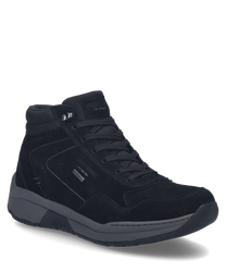 La zapatilla negra destaca por su diseño sencillo y su robusta cordonera. La parte superior está hecha de un tejido mate de alta calidad que le da al zapato un aspecto elegante.