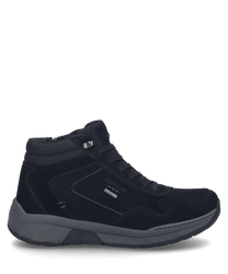 La zapatilla negra destaca por su diseño sencillo y su robusta cordonera. La parte superior está hecha de un tejido mate de alta calidad que le da al zapato un aspecto elegante.