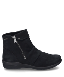 Die schwarze Stiefelette besteht aus einem glatten Material und besitzt einen praktischen Reißverschluss an der Seite. Der Schuh hat eine schlichte elegante Form und eignet sich ideal für den täglichen Gebrauch.