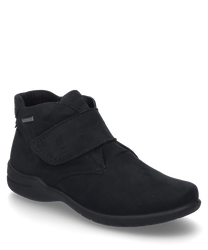 Zwarte enkellaars met klittenbandsluiting van zacht materiaal. De schoen heeft een eenvoudige elegante silhouet en biedt comfortabel draagcomfort.