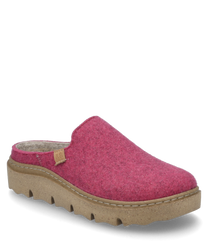 De pantoffel is in een krachtige roze kleur en is gemaakt van een zacht viltmateriaal. Hij heeft geen sluiting en heeft een dikke beige zool voor extra comfort.