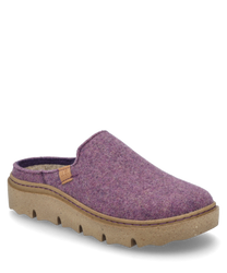 Le chausson de couleur violette est fabriqué à partir d'un matériau doux et feutré. Il est conçu sans fermeture et possède une semelle robuste beige avec un profil marqué.