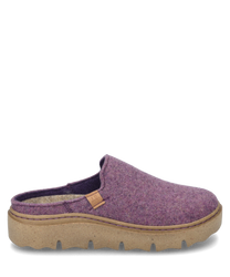 Le chausson de couleur violette est fabriqué à partir d'un matériau doux et feutré. Il est conçu sans fermeture et possède une semelle robuste beige avec un profil marqué.