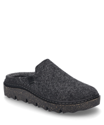 Antracietkleurige pantoffel van vilt zonder sluiting. De schoen heeft een robuuste gespikkelde zool en een comfortabel gesloten ontwerp.