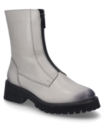 Hellgrauer Stiefel aus Leder mit Reißverschluss an der Seite. Der Stiefel hat eine robuste schwarze Sohle und klare Nahtdetails die dem Design Struktur verleihen.