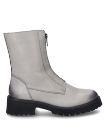 Hellgrauer Stiefel aus Leder mit Reißverschluss an der Seite. Der Stiefel hat eine robuste schwarze Sohle und klare Nahtdetails die dem Design Struktur verleihen.