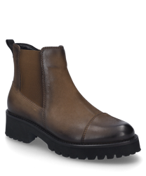 La botte en couleur cognac est en cuir de haute qualité et possède une fermeture éclair pratique sur le côté. La chaussure se distingue par une semelle robuste et un design élégant et simple.