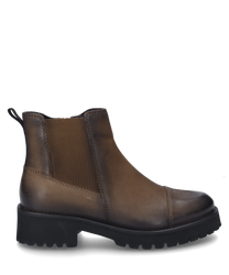La botte en couleur cognac est en cuir de haute qualité et possède une fermeture éclair pratique sur le côté. La chaussure se distingue par une semelle robuste et un design élégant et simple.