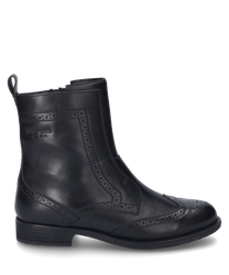 Die schwarze Stiefelette besteht aus hochwertigem Leder und zeigt feine Brogue-Details. Sie besitzt einen praktischen Reißverschluss an der Seite für einfaches An- und Ausziehen.