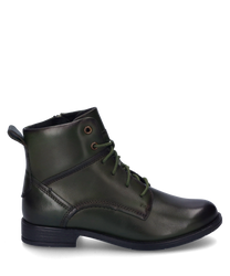 Die Stiefelette in der Farbe Bosco besteht aus glänzendem Leder und verfügt über eine elegante Schnürung. Der Schuh hat eine robuste Sohle und dezente Nähte die das Design abrunden.
