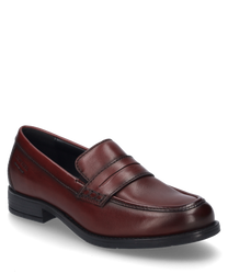 Le mocassin bordeaux en cuir de haute qualité a un élégant élastique en caoutchouc comme fermeture. La chaussure se distingue par son design épuré et ses coutures discrètes.