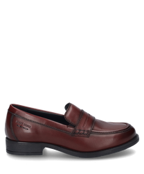 Le mocassin bordeaux en cuir de haute qualité a un élégant élastique en caoutchouc comme fermeture. La chaussure se distingue par son design épuré et ses coutures discrètes.