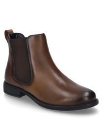 The ankle boot in cognac color is made of smooth leather and features a practical zipper on the side. The shoe has an elegant cut and is ideal for everyday use as well as special occasions.