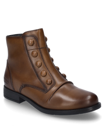 La bota de cuero color cognac presenta una superficie lisa con una cremallera lateral para facilitar el poner y quitar. Características especiales son los botones decorativos en el lado exterior que le dan un toque elegante al zapato.