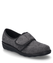 Una pantofola grigia con chiusura in velcro realizzata in un materiale tessile a motivo. La scarpa si distingue per il suo elegante motivo floreale e la comoda vestibilità.