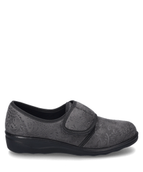 Una pantofola grigia con chiusura in velcro realizzata in un materiale tessile a motivo. La scarpa si distingue per il suo elegante motivo floreale e la comoda vestibilità.