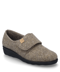 Chausson marron avec fermeture velcro fabriqué en matériau feutré doux. La chaussure a une semelle noire robuste et offre un confort de port agréable.