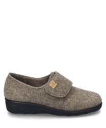 Chausson marron avec fermeture velcro fabriqué en matériau feutré doux. La chaussure a une semelle noire robuste et offre un confort de port agréable.