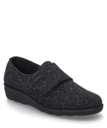 Le chausson en anthracite est fabriqué à partir d'un matériau doux et feutré et possède une fermeture velcro pratique. La semelle est noire et légèrement surélevée ce qui apporte un confort supplémentaire.