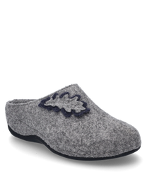 Gray house slipper made of felt material without closure adorned with a dark blue leaf design on the upper side. The shoe features a soft non-slip sole and provides comfort for indoor use.