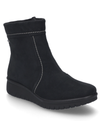 Die schwarze Stiefelette besteht aus einem glatten Material und besitzt einen praktischen Reißverschluss an der Seite. Auffällig sind die feinen Ziernähte die dem Schuh ein elegantes Aussehen verleihen.