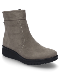 Die taupefarbene Stiefelette aus weichem Material verfügt über einen seitlichen Reißverschluss für einfaches An- und Ausziehen. Der Schuh hat eine bequeme schwarze Sohle und dezente Ziernähte entlang der Seiten.