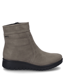 Die taupefarbene Stiefelette aus weichem Material verfügt über einen seitlichen Reißverschluss für einfaches An- und Ausziehen. Der Schuh hat eine bequeme schwarze Sohle und dezente Ziernähte entlang der Seiten.