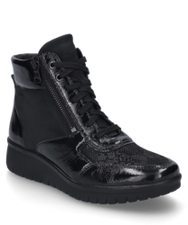 Botín negro con acabado brillante equipado con cordones y cremallera lateral. El zapato tiene una suela robusta y está hecho de una combinación de cuero y materiales sintéticos.