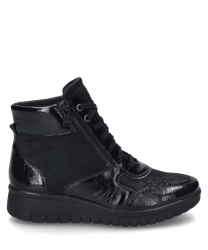 Botín negro con acabado brillante equipado con cordones y cremallera lateral. El zapato tiene una suela robusta y está hecho de una combinación de cuero y materiales sintéticos.