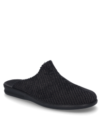 Zapatilla de casa negra de material suave y texturizado sin cierre. El zapato tiene un diseño elegante y minimalista con una suela cómoda.