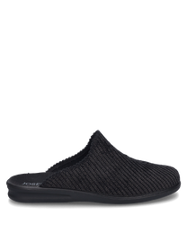 Zapatilla de casa negra de material suave y texturizado sin cierre. El zapato tiene un diseño elegante y minimalista con una suela cómoda.