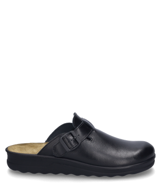 Ein schwarzer Hausschuh aus glattem Material mit einer dekorativen Schnalle als Verschluss. Der Schuh hat eine weiche Innensohle und eine profilierte Außensohle für Komfort und Halt.