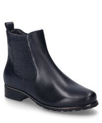 La bota azul oscuro está hecha de cuero liso y presenta un diseño elegante. Cuenta con inserciones elásticas a los lados que facilitan el calzado y descalzado. El zapato tiene una suela plana antideslizante y un discreto tacón bloqueado lo que lo hace tant