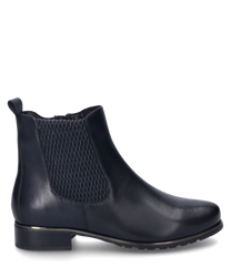 La bota azul oscuro está hecha de cuero liso y presenta un diseño elegante. Cuenta con inserciones elásticas a los lados que facilitan el calzado y descalzado. El zapato tiene una suela plana antideslizante y un discreto tacón bloqueado lo que lo hace tant