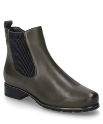 De olijfgroene leren enkellaars heeft een zijrits en elastische inzetstukken voor een comfortabele pasvorm. De schoen heeft een platte hak en een antislipzool voor extra comfort.