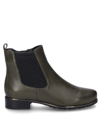 De olijfgroene leren enkellaars heeft een zijrits en elastische inzetstukken voor een comfortabele pasvorm. De schoen heeft een platte hak en een antislipzool voor extra comfort.