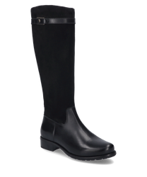 La botte noire représentée est fabriquée en cuir lisse ce qui lui confère un look élégant et classique. La botte est dotée d'un tige haute et d'une fermeture principale simple qui assure un ajustement confortable. De plus une sangle décorative avec des orn