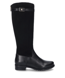 La botte noire représentée est fabriquée en cuir lisse ce qui lui confère un look élégant et classique. La botte est dotée d'un tige haute et d'une fermeture principale simple qui assure un ajustement confortable. De plus une sangle décorative avec des orn