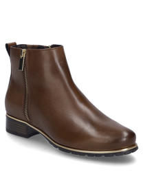 The cognac-colored ankle boot made of leather features a side zipper as a practical detail. The shoe has a flat heel and a smooth surface giving it an elegant appearance.