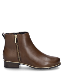 The cognac-colored ankle boot made of leather features a side zipper as a practical detail. The shoe has a flat heel and a smooth surface giving it an elegant appearance.