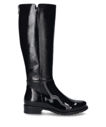 Der abgebildete schwarze Stiefel besteht aus glänzendem Leder das ihm ein elegantes Erscheinungsbild verleiht. Der Stiefel reicht bis knapp unter das Knie und hat einen mittelhohen Absatz der für zusätzlichen Komfort sorgt. Besondere Merkmale sind der seit