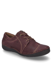 La chaussure est fabriquée en cuir prune et dispose de lacets marron clair. La chaussure a une semelle cousue et est ornée de coutures contrastées.