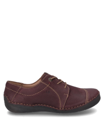 La chaussure est fabriquée en cuir prune et dispose de lacets marron clair. La chaussure a une semelle cousue et est ornée de coutures contrastées.