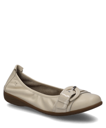 Una ballerina color sabbia con chiusura in gomma realizzata in materiale liscio e lucido. La scarpa ha una discreta fibbia sulla parte anteriore e una suola piatta marrone.