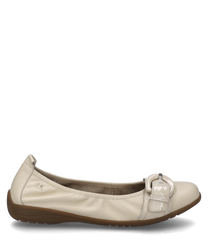 Una ballerina color sabbia con chiusura in gomma realizzata in materiale liscio e lucido. La scarpa ha una discreta fibbia sulla parte anteriore e una suola piatta marrone.
