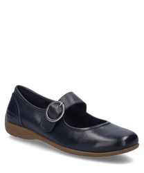 Une ballerine en cuir de couleur indigo avec une boucle en argent comme fermeture. La chaussure a une semelle plate marron et un élégant travail de couture.