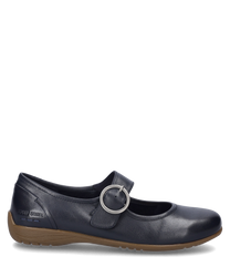 Une ballerine en cuir de couleur indigo avec une boucle en argent comme fermeture. La chaussure a une semelle plate marron et un élégant travail de couture.
